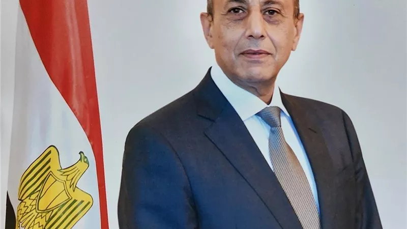 جولة مفاجئة لوزير الطيران المدنى بمطار سفنكس الدولى
