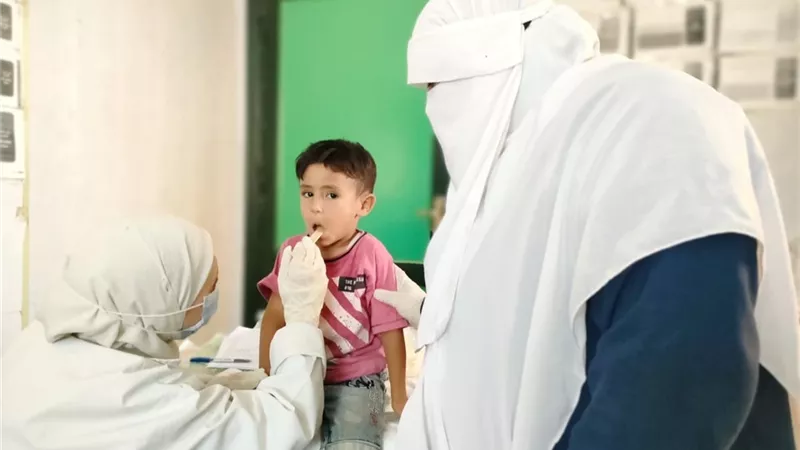 توقيع الكشف الطبي على 1574 حالة بقرية دير أبوحنس بملوي