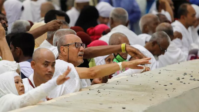 لبس المحرم للنظارة أوالساعة..هل يجوز؟