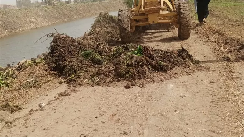 إصلاح أبراج كهرباء وتطهير شبكات مياه بقرى بنى مزار