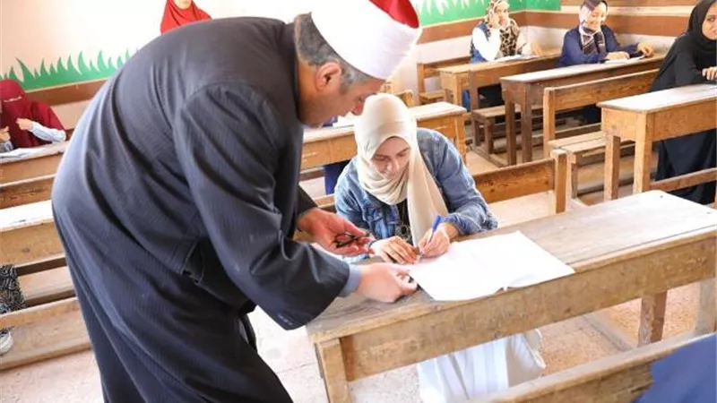 رئيس قطاع المعاهد الأزهرية يستطلع آراء الطلاب في الامتحانات