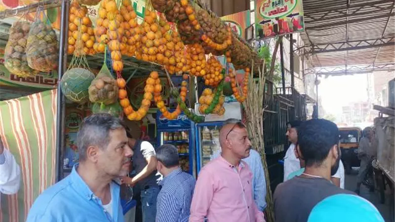 رفع عشرات الاشغالات بشوارع المنيرة الغربية فى الجيزة.. بالصور