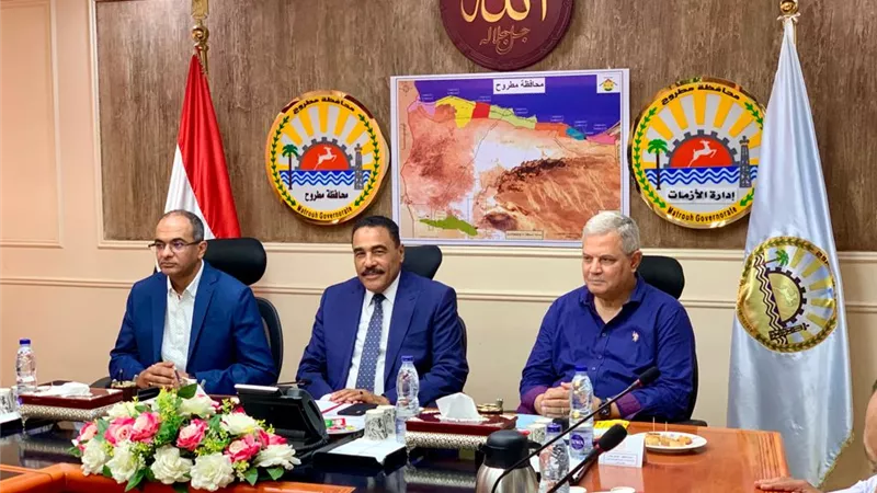 محافظ مطروح ونائب وزير الإسكان يناقشان الموقف التنفيذي للمشروعات الجارية