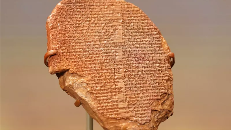إيطاليا تعيد إلى العراق لوحة مسمارية عمرها 2800 عام