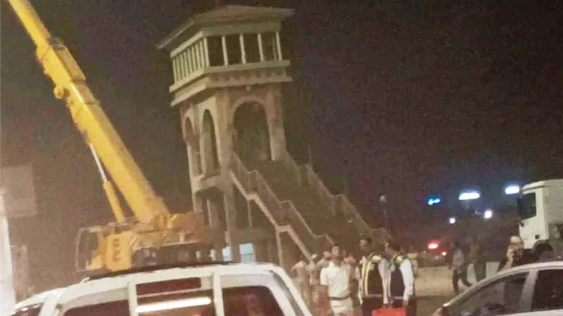 شاهد بالصور.. سقوط كوبري مشاة أمام جامعة مصر الدولية