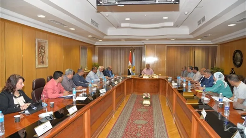 محافظ أسيوط يوجه بمتابعة فتح معارض ومنافذ توفير السلع الغذائية