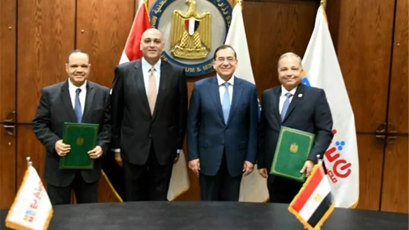 الملا يشهد توقيع عقدى المرحلة التاسعة لتحويل 8500 سيارة للغاز