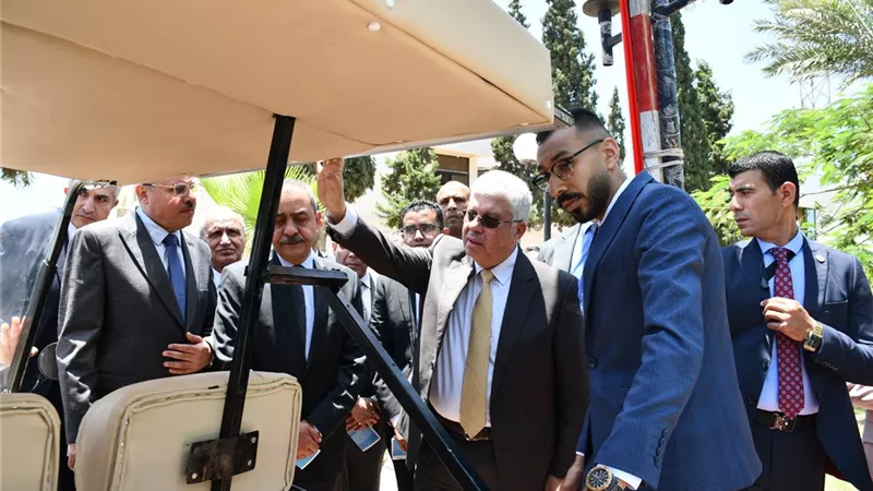 وزير التعليم العالي يُشيد بسيارة كهربائية إنتاج طلاب جامعة القناة