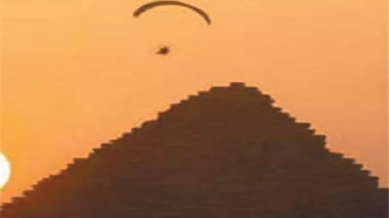 التحليق فوق الأهرامات