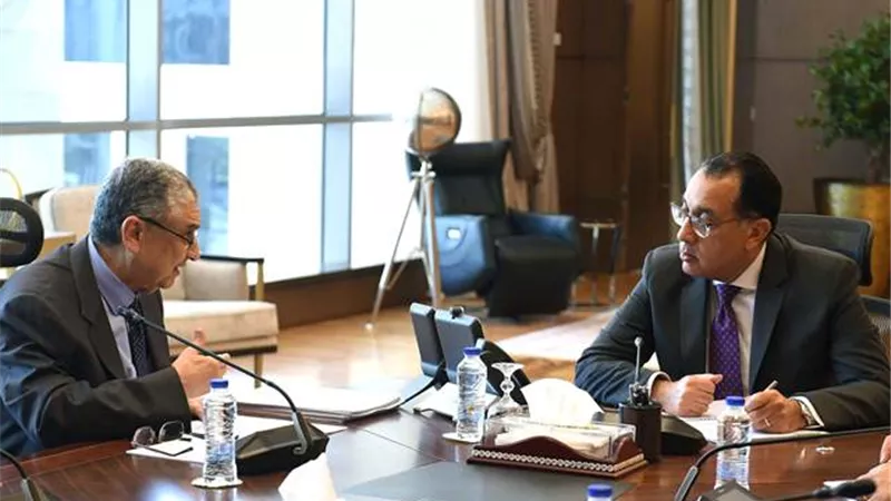 وزير الكهرباء يعرض المستجدات المرتبطة بجذب الاستثمارات في الطاقة