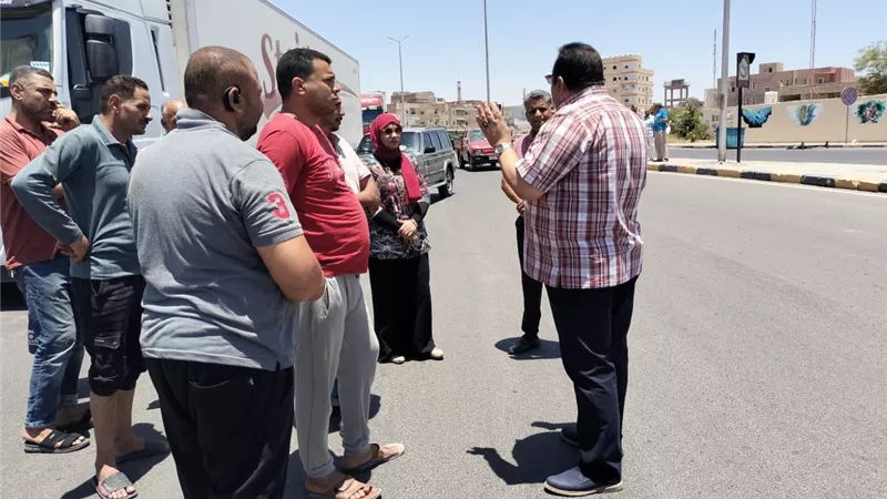 حملة مرورية لتنظيم خط سير شاحنات النقل من الموقف إلي ميناء سفاجا