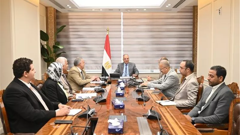 سويلم يبحث إجراءات تطوير عمليات قياس مناسيب وتصرفات المياه بالترع