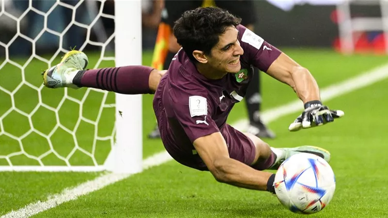 المغربى ياسين بونو بديلا لـ دى خيا فى مانشستر يونايتد