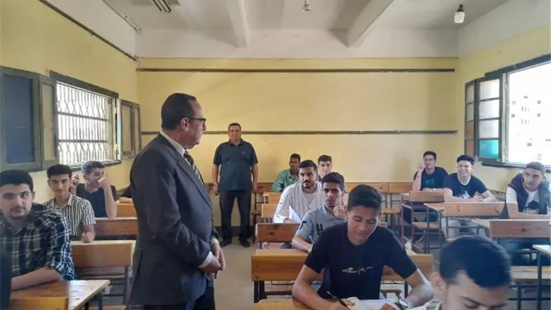 سعاده على وحوه الطلبه والطالبات بعد انتهاء امتحان اللغه الفرنسيه