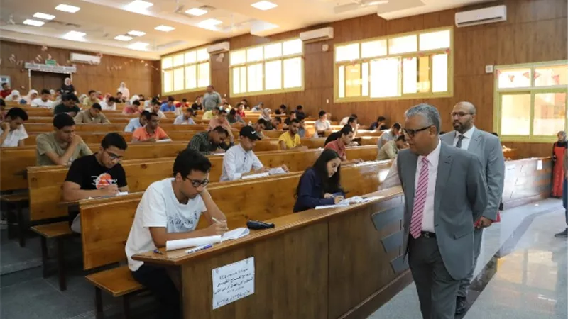 رئيس جامعة جنوب الوادي يتفقد امتحانات الجامعة الأهلية