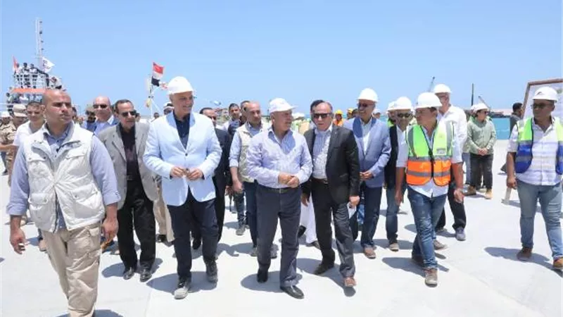 وزير النقل يتفقد مواقع العمل بمشروعي تطوير ميناء العريش