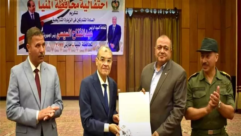 محافظ المنيا يكرم رئيس شركة مياه الشرب والصرف الصحى بالمنيا