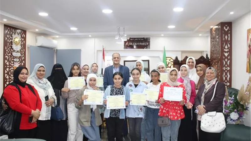 مدير تعليم الإسماعيلية يكرم طالبات تصدرن مسابقات الإقتصاد المنزلي