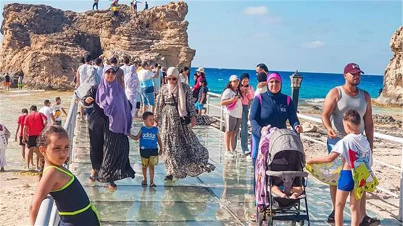 انهاء تركيب الممشي الزجاجي بشاطئ كليوباترا بمطروح