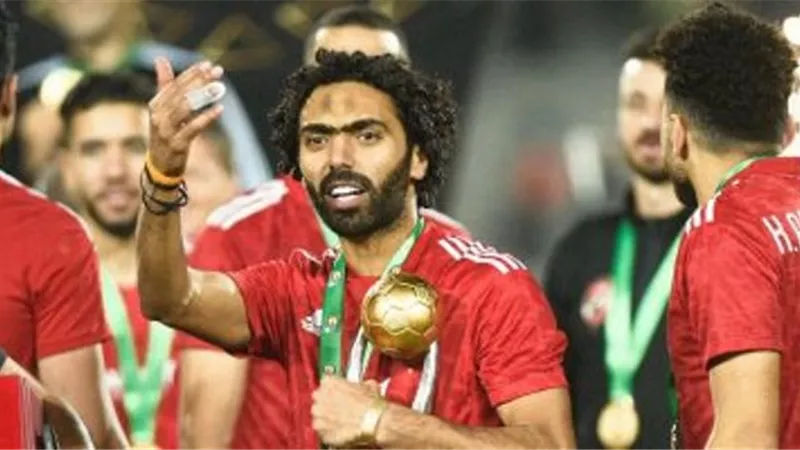 «بيقارن بين العروض».. إعلامي يكشف أخر تطورات تجديد الأهلي مع حسين الشحات