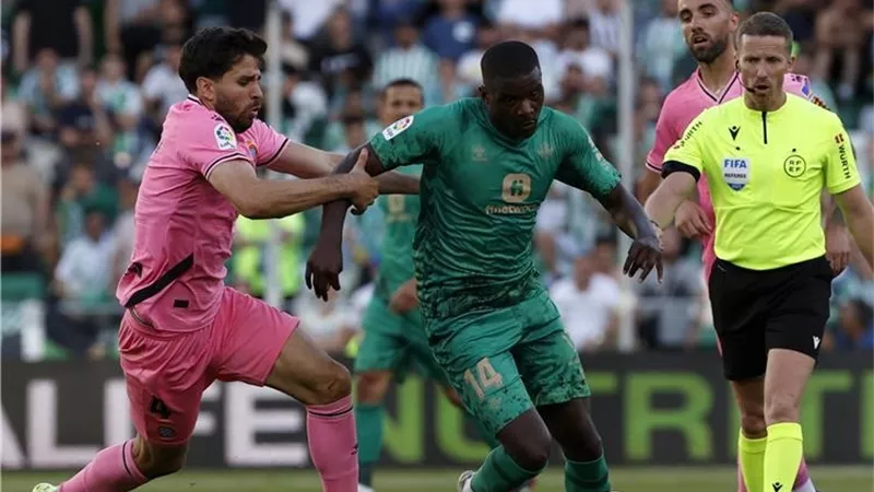 النصر السعودي يعلق مفاوضاته مع نجم ريال بيتيس