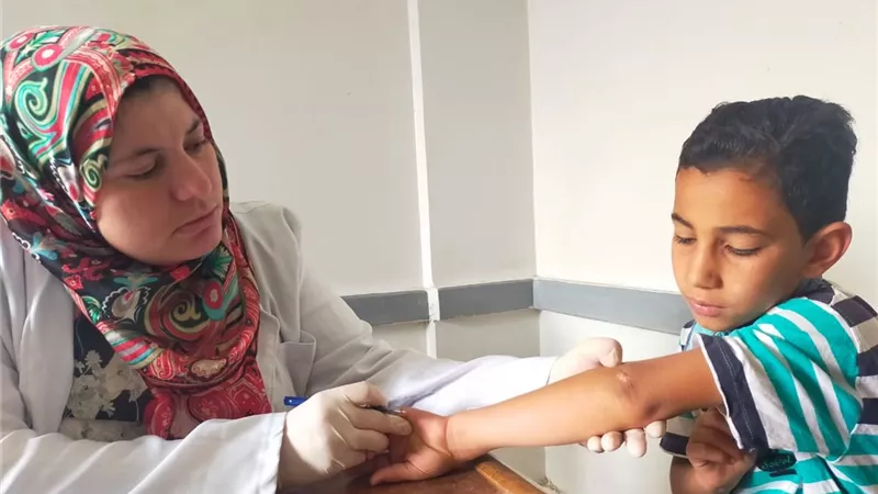استفادة ١٧٠٠ مريض بالقافلة الطبية بقرية حانوت