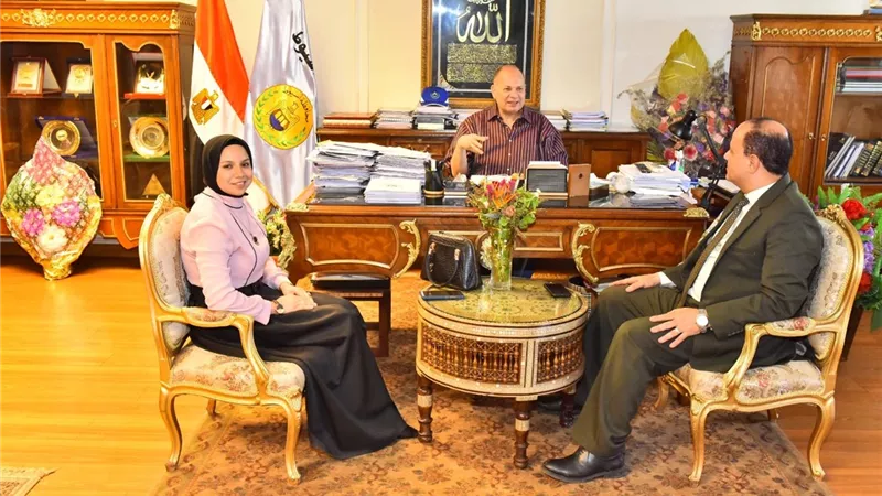 محافظ أسيوط يلتقي مدير مدرسة النيل المصرية الدولية