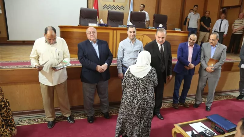 نور الدين يسلم 29 عقد تقنين للمواطنين بإجمالي 928 عقد