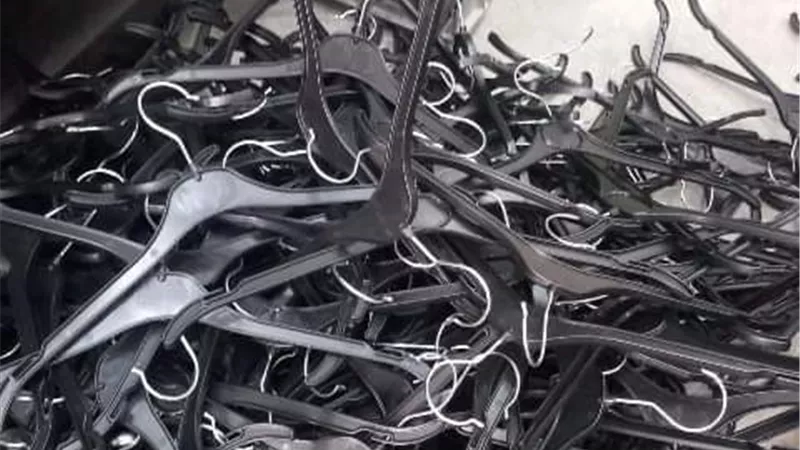 ضبط 5طن ستلزمات بلاستيكية وطن ومواد غذائية مجهولة ببلبيس