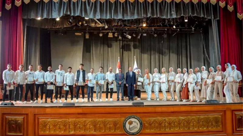 مجلس جامعة بني سويف يكرم أعضاء هيئة التدريس وطلاب الإعلام