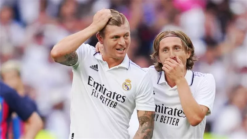 رسميا.. ريال مدريد يعلن تمديد عقد نجم الفريق لموسم إضافي