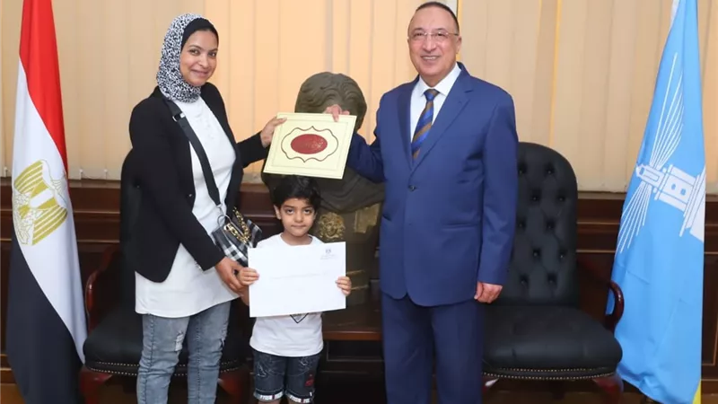 محافظ الإسكندرية يكرم عدد من النماذج المضيئة بالإسكندرية