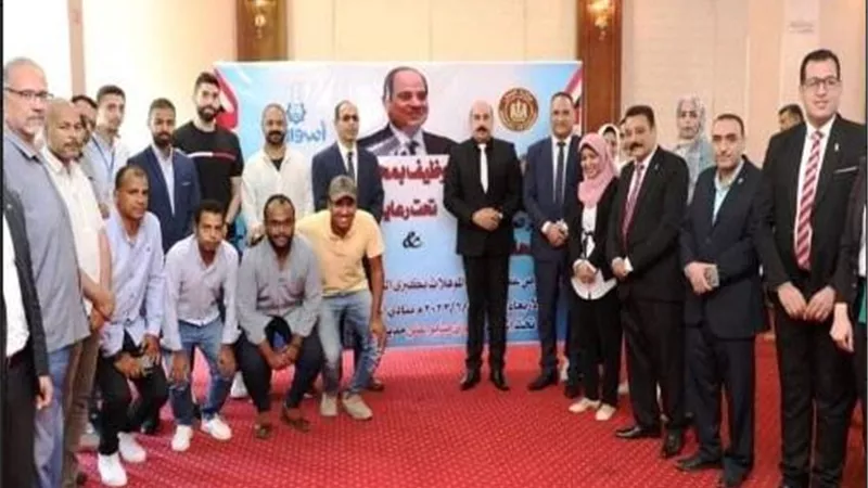 مديربة العمل بأسوان تشارك في ملتقى توظيف للشباب بالمحافظة