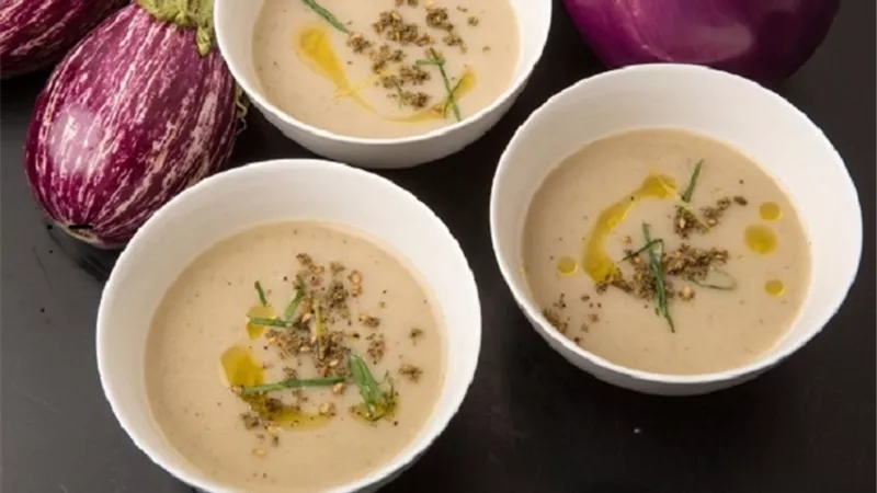 شوربة الباذنجان المشوي اللذيذة