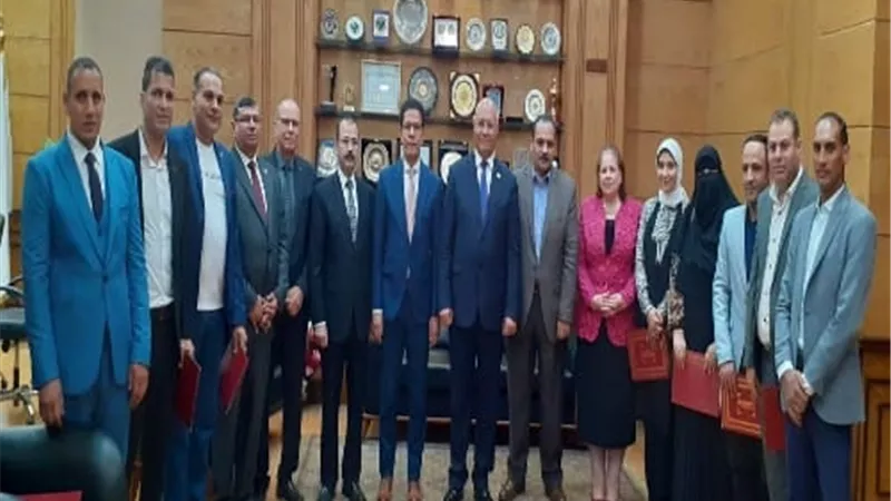 رئيس جامعة بنها يُكرم فريق عمل منظومة البصمة الإلكترونية