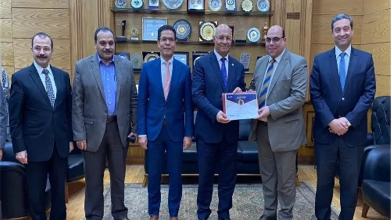 سوسة يُكرم فريق عمل توثيق الصفحة الرسمية لكلية الهندسة بشبرا
