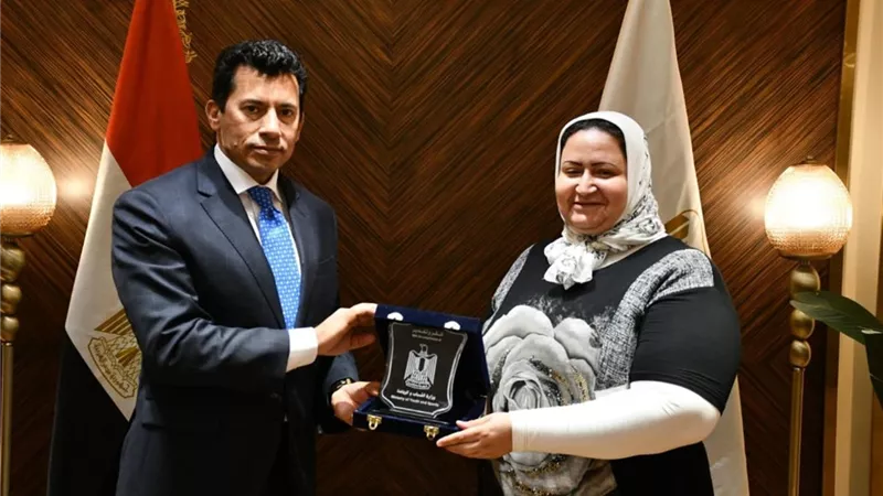 وزير الشباب يُكرم مدير عام الإدارة الهندسية بالوزارة