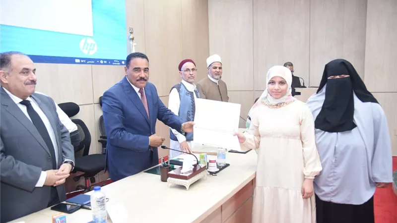 محافظ مطروح يكرم اوائل الشهادة الاعدادية