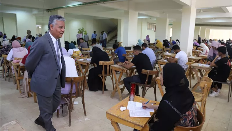 رئيس جامعة جنوب الوادي يواصل جولاته التفقدية للجان نهاية العام
