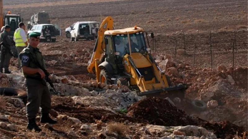 الاحتلال يجرف أرضًا فلسطينية وينصب بيوتًا متنقلة في 