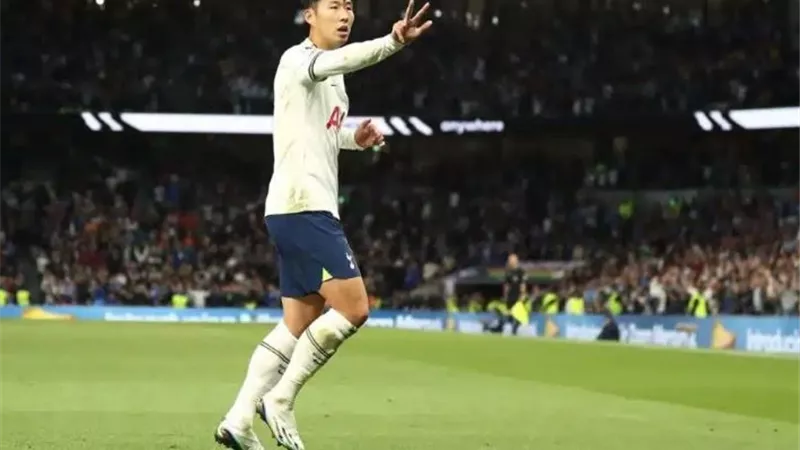 نجم توتنهام يعلن موقفه من الانتقال للدوري السعودي