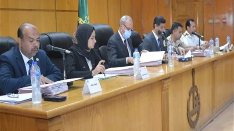 الهجان يناقش عددا من الملفات والمشروعات الجاري تنفيذها بالمحافظة