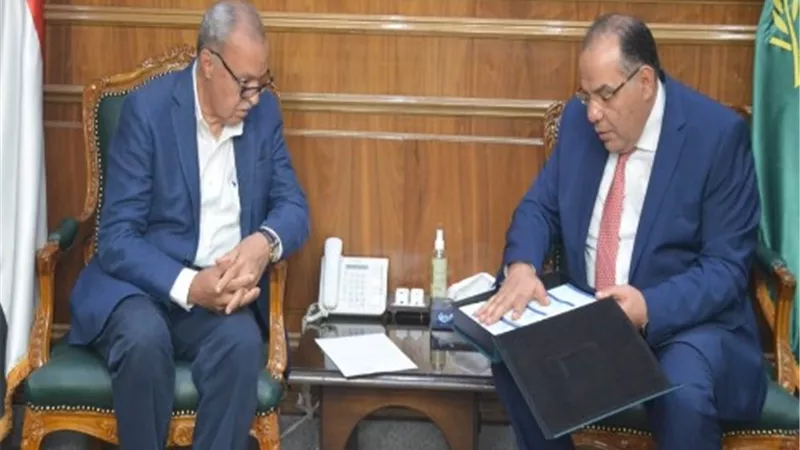 البنك الزراعي المصري يقدم تبرع 200 ألف جنيه لمحافظة القليوبية