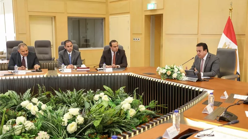 وزير الصحة يشدد على سرعة الانتهاء من مشروع تطوير سكن الأطباء