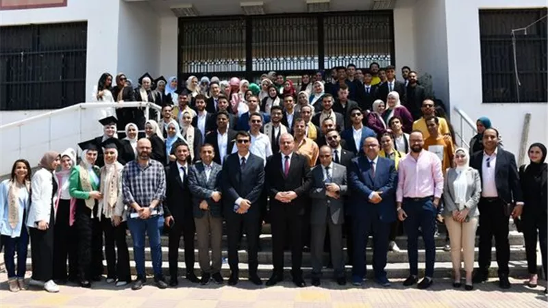 رئيس جامعة القناة يتفقد مشروعات تخرج طلاب كلية الألسن