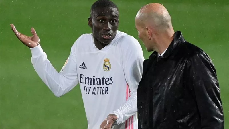وكيل ميندى يكشف تفاصيل جديدة بشأن انتقاله إلى الدوري السعودي