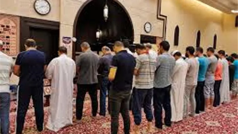 ترك سُنة الوقوف بتلاصق فى صلاة الجمعة..هل يجوز؟
