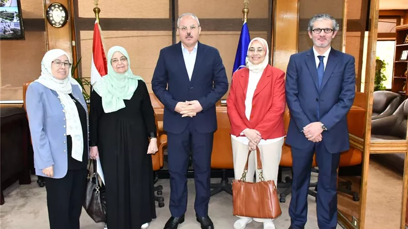 عيادات كلية العلاج الطبيعي بجامعة القناة تقدم خدماتها للأهالي