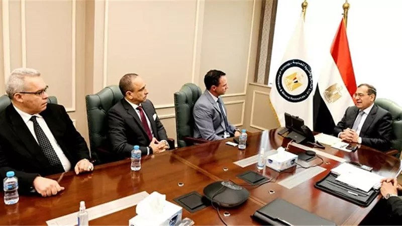 الملا يستقبل الرئيس التنفيذي لشركة هاليبرتون العالمية
