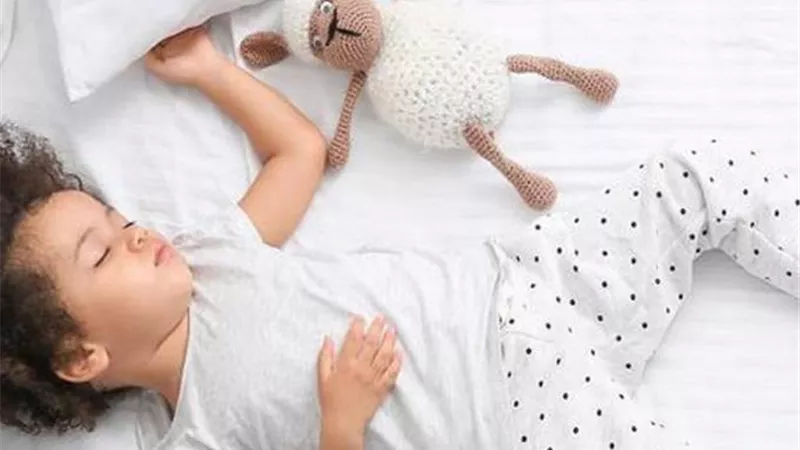 5 اطعمة تساعد طفلك على النوم العميق